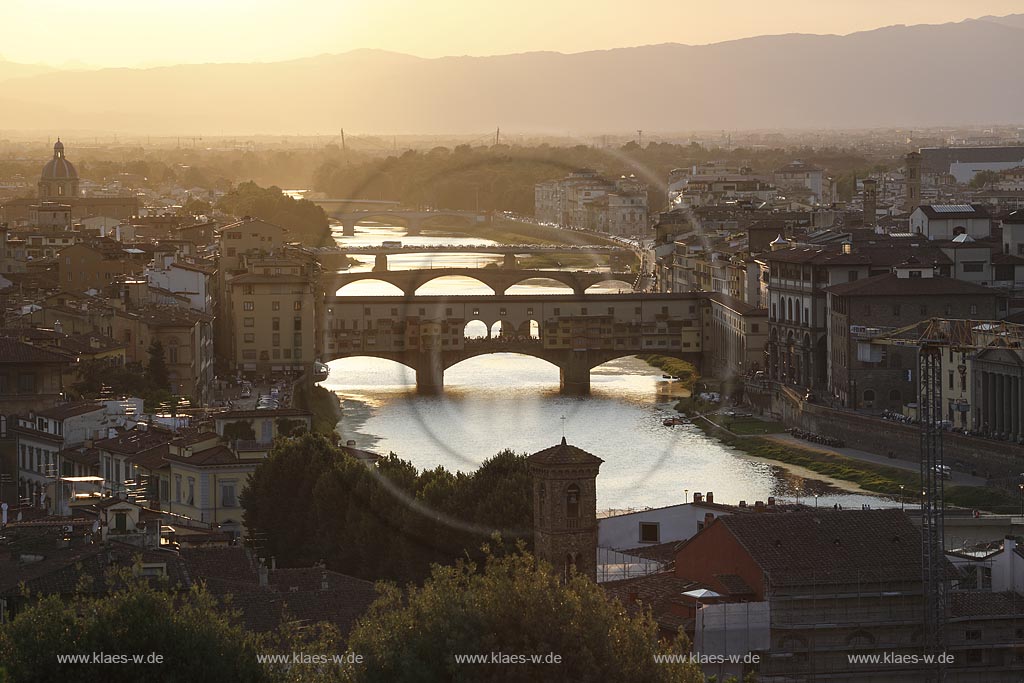  Florenz, Blick vom Piazzale Michelangelo zur beruehmten Bruecke Ponte Veccio mit dem Fluss Arno bei Sonnenuntergang; Florence, view from square piazzale Michelangelo onto bridge Ponte Veccio with river Arno during sundown.