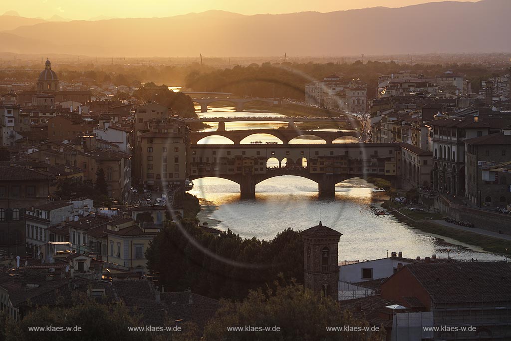  Florenz, Blick vom Piazzale Michelangelo zur beruehmten Bruecke Ponte Veccio mit dem Fluss Arno bei Sonnenuntergang; Florence, view from square piazzale Michelangelo onto bridge Ponte Veccio with river Arno during sundown.