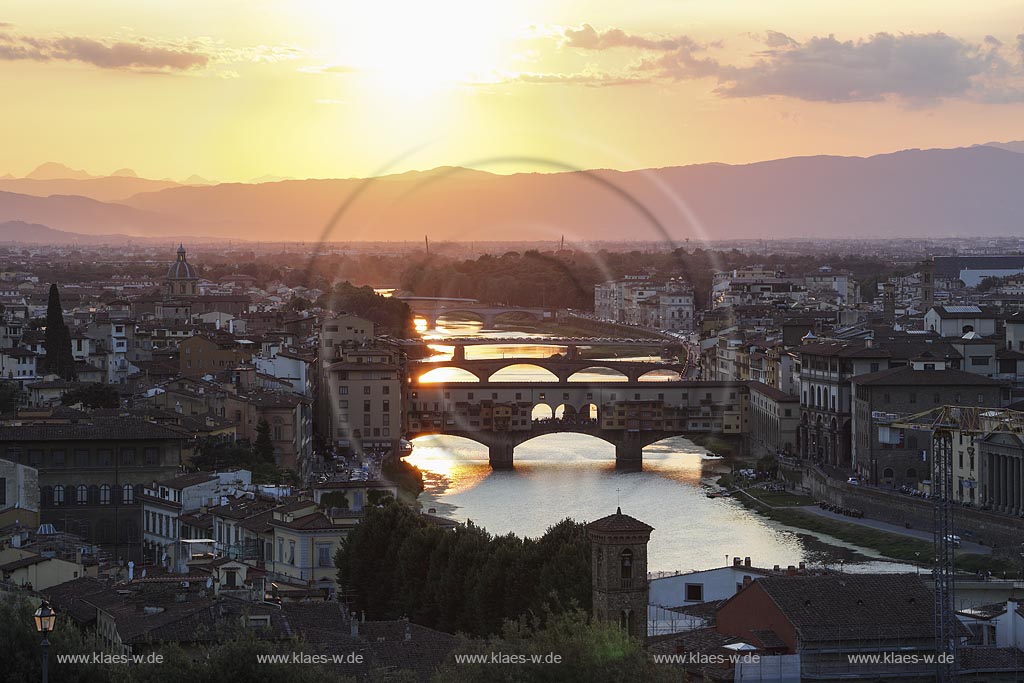  Florenz, Blick vom Piazzale Michelangelo zur beruehmten Bruecke Ponte Veccio mit dem Fluss Arno bei Sonnenuntergang; Florence, view from square piazzale Michelangelo onto bridge Ponte Veccio with river Arno during sundown.