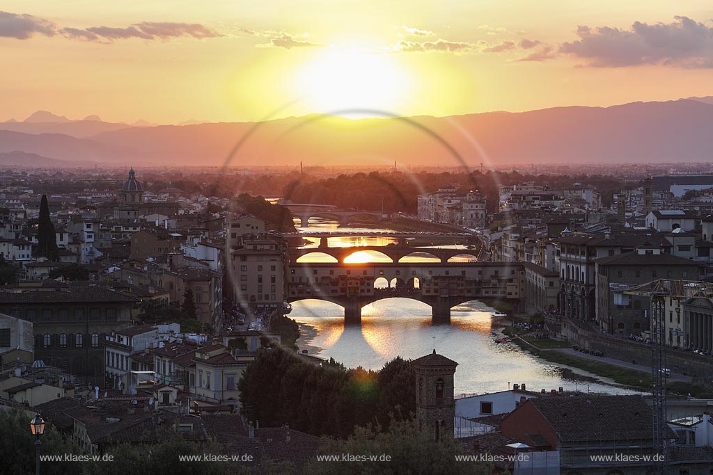  Florenz, Blick vom Piazzale Michelangelo zur beruehmten Bruecke Ponte Veccio mit dem Fluss Arno bei Sonnenuntergang; Florence, view from square piazzale Michelangelo onto bridge Ponte Veccio with river Arno during sundown.