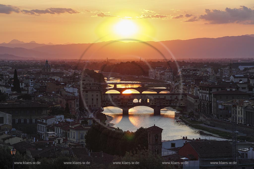  Florenz, Blick vom Piazzale Michelangelo zur beruehmten Bruecke Ponte Veccio mit dem Fluss Arno bei Sonnenuntergang; Florence, view from square piazzale Michelangelo onto bridge Ponte Veccio with river Arno during sundown.