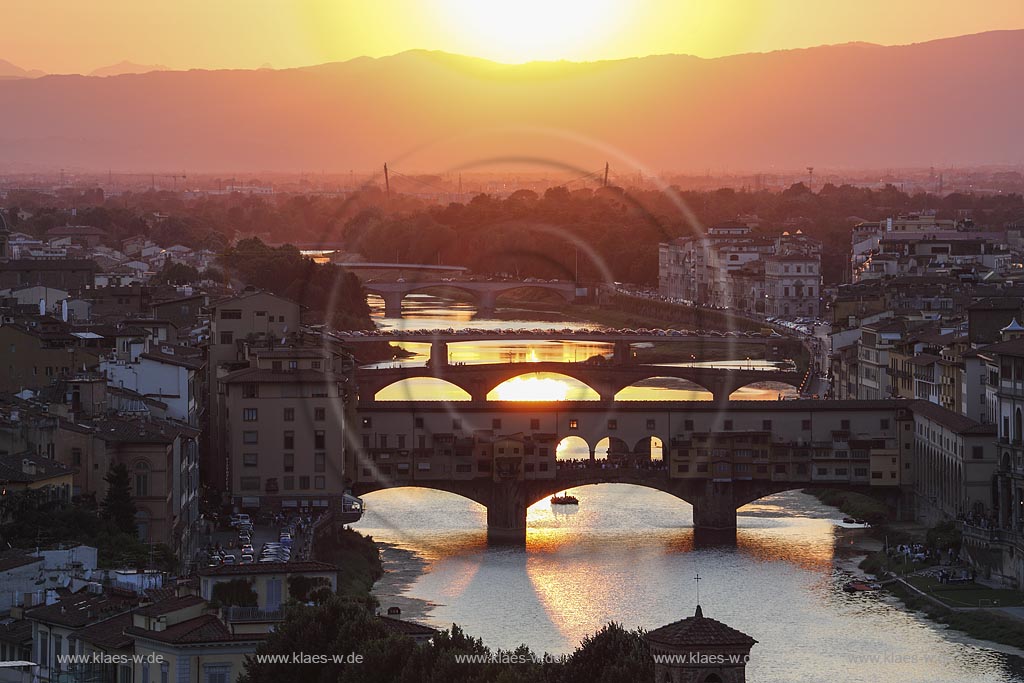  Florenz, Blick vom Piazzale Michelangelo zur beruehmten Bruecke Ponte Veccio mit dem Fluss Arno und traditionellem Langboot auf dem Fluss waehrend dem Sonnenuntergang; Florence, view from square piazzale Michelangelo onto bridge Ponte Veccio with river Arno and traditional barchetto during sundown.