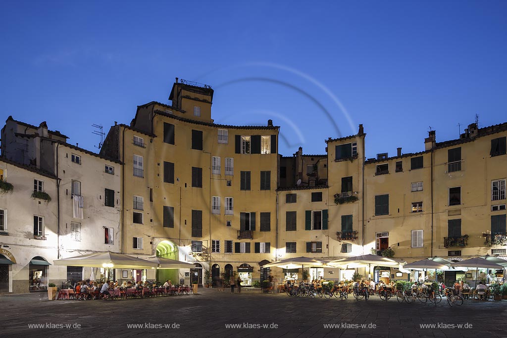 Lucca, Blick auf den Piazza dell Anfiteatro zur blauen Stunde; Lucca, view to the Piazza dell Anfiteatro at blue hour.