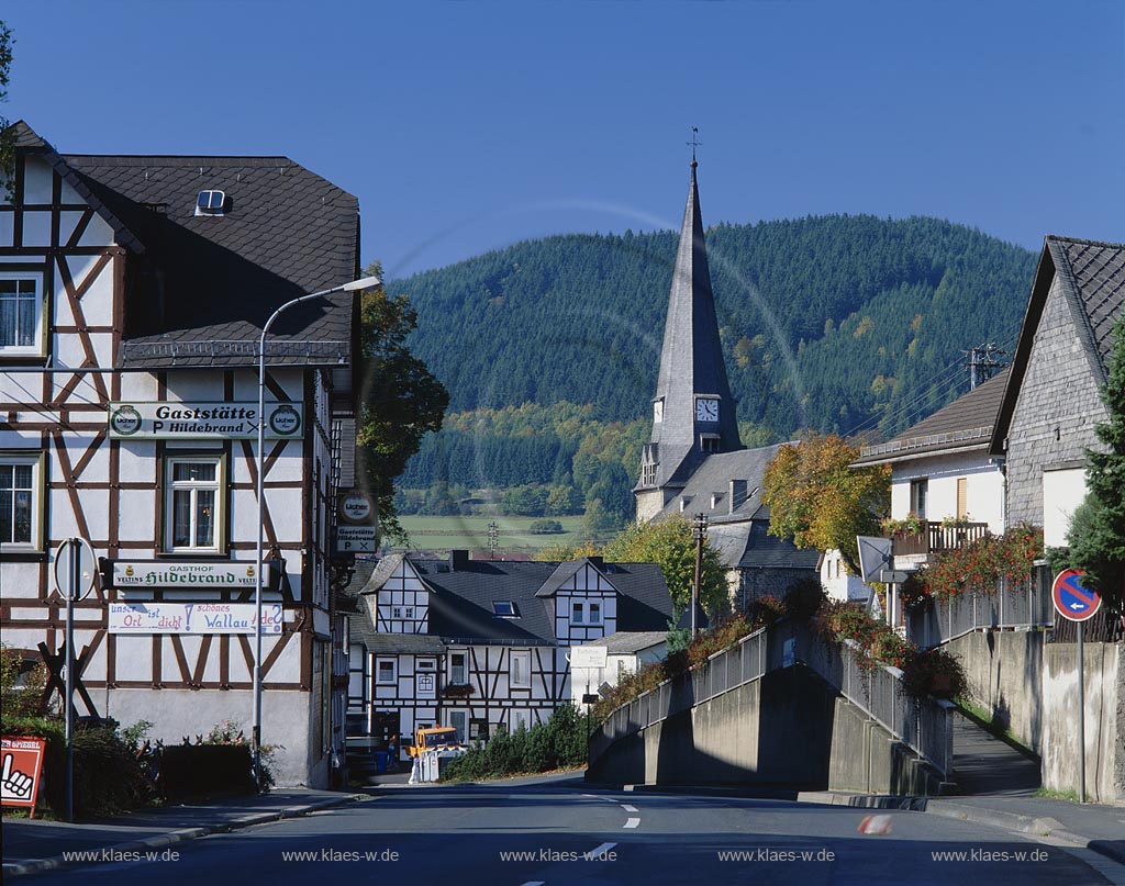 Biedenkopf, Landkreis Marburg-Wiedenkopf, Wallau, Blick zur Kirche mit Fachwerkhusern, Fachwerkhauesern, Hessen, Westerwald
