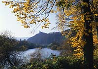 Lahnstein, Rhein-Lahn-Kreis, Mittelrhein, Blick auf Lahn mit Sicht auf Kloster Allerheiligenberg in Herbstlandschaft 
