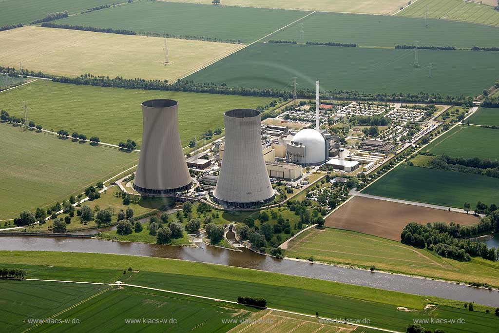 Hameln-Pyrmont, Luftbild,Gesamtuebersicht, Atomkraftwerk Grohnde, Atomausstieg, Kernkraftwerk, Weser, Kuehltuerme, Kernreaktor, Reaktorkugel; Hameln-Pyrmont, aerial photo, general view to atomic power plant Grohnde and Weser.