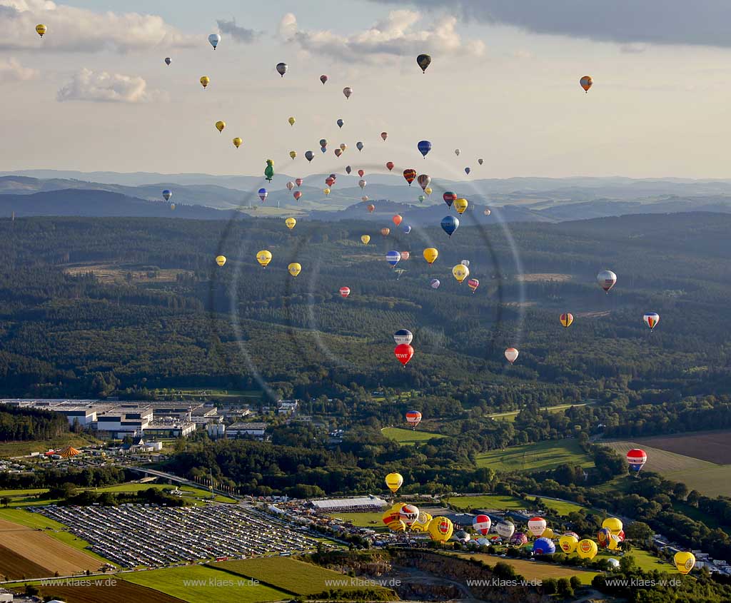 Luftbild, 20. Warsteiner Montgolfiade,fast 200 Ballone stiegen in den Himmel, Warstein, Sauerland, Nordrhein-Westfalen, Germany, Europa