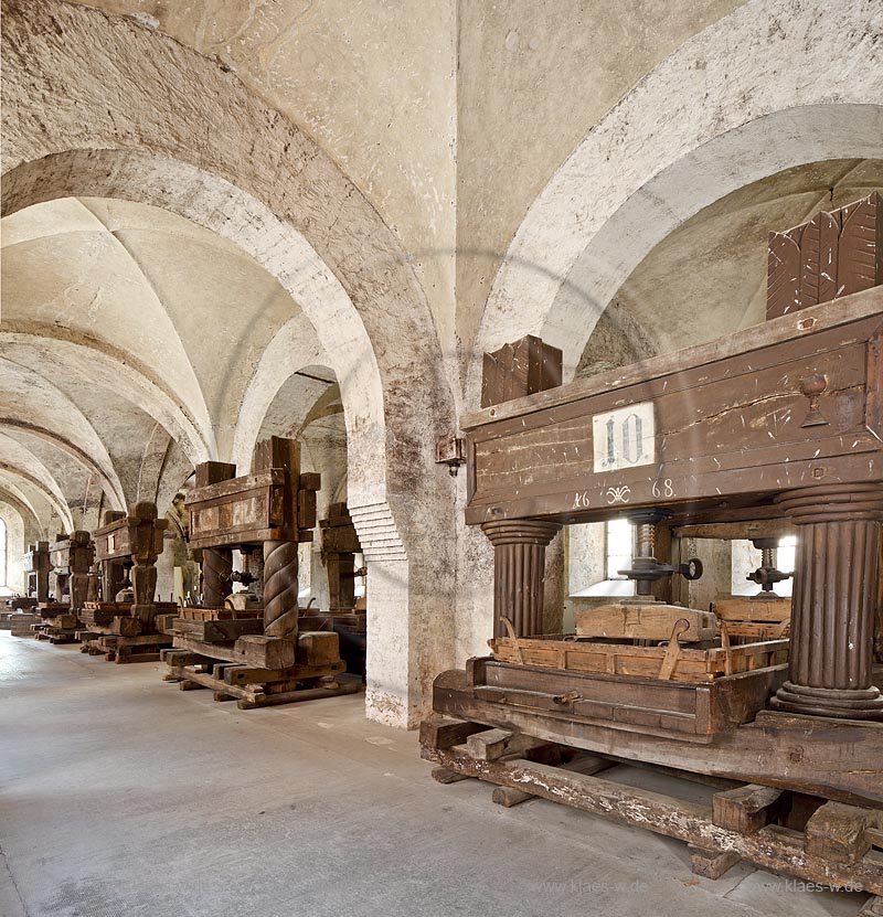 Eltville, Kloster Eberbach, Laienrefektorium mit historischen Keltern; Eltvile, abbey Eberbach, layrefectory with historical wine press.