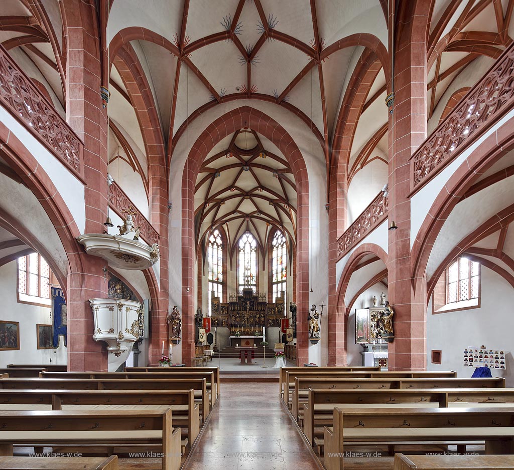 Geisenheim, Rheingauer Dom wird die katholische Pfarrkirche Heilig Kreuz in Geisenheim im Rheingau genannt. Die spaetgotische Hallenkirche entstand grtenteils 1510 bis 1518 als der in Geisenheim geborene Baumeister Philipp Hoffmann nahm 1834 bis 1838 einen neogotischen Umbau vor. U.a. wurde die Woelbung des Langhauses verndert. Aus der Zeit der Spaetgotik erhalten ist noch das Netzgewoelbe des Chores sowie der sogenannte Dreikoenigsaltar. 1886 wurde der neogotische Hochaltar eingefuegt. Die Bezeichnung Dom erhielt der Bau aufgrund seiner Groee und Bedeutung im Vergleich zu anderen Kirchen der Region. Sitz eines Bischofs war sie nie; Geisenheim, Rheingauer cathedral.