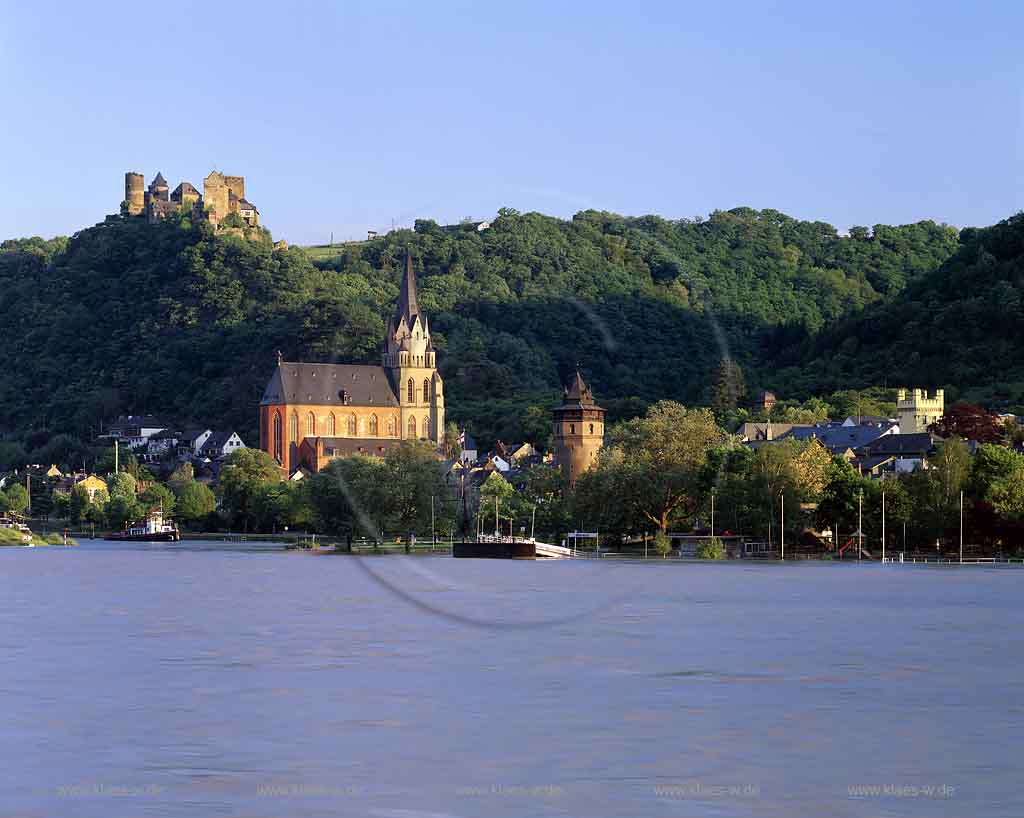 Oberwesel, Rhein-Hunsrck-Kreis, Mittelrhein, Blick ber, ueber Rhein auf Stadt und Burg Schoenburg, Schnburg