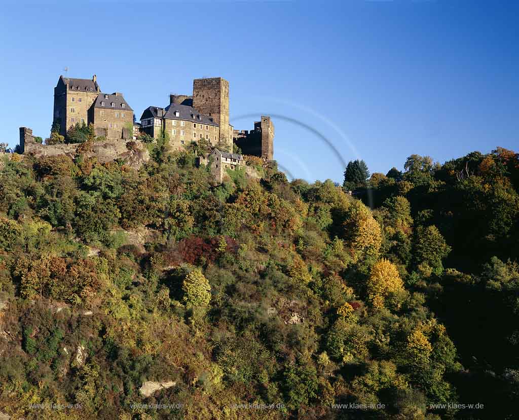 Oberwesel, Rhein-Hunsrck-Kreis, Mittelrhein, Blick auf Rheinburg, Burg Schoenburg, Schnburg in Herbstlandschaft 