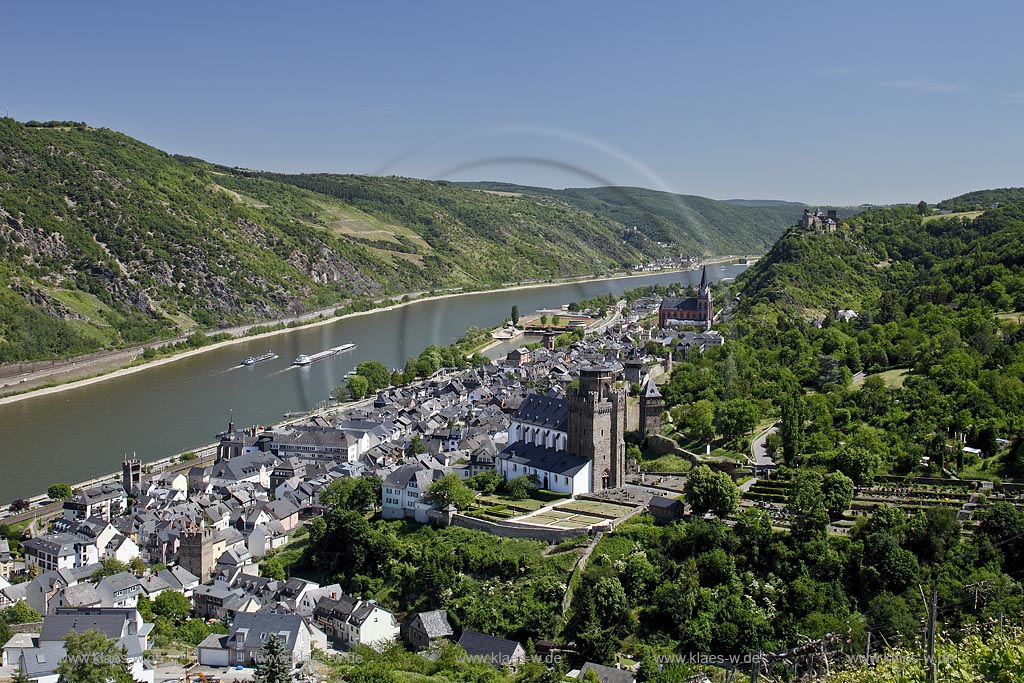 Oberwesel, Panoramablick Oberwesel mit Kirche St. Martin, Liebfrauenkirche mit Rhein und Binnenschifffrahrt. Im Hintergrund zu sehen: Kaub, Burg Gutenfels und Grafenstein bei Niedrigwasser; Oberwesel, panorama view witn Oberwesel and church St. Martin, Liebfrauenkirche with Rhine and shipping.