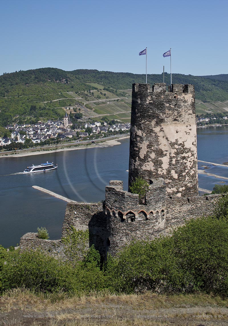 Rheindiebach, Blick zur Ruine Fuerstenberg und zum Rhein mit Binnenschifffahrt; Rheindiebach, view to sovereign castle and to the Rhine with shipping.
