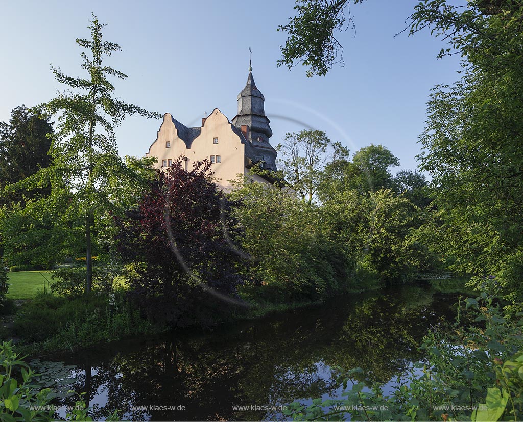 Meerbusch Niederdonk, Blick zum Dyckhof, auch Gut, Haus, Schloss oder Burg Dyckhof genannt, ist ein von einem Wassergraben umgebener Gutshof in Niederdonk; Meerbusch Niederdonk, view to the Dyckhof.
