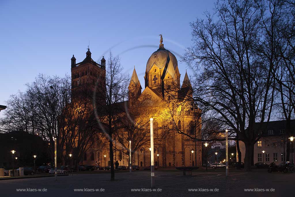 Neuss das Quirinusmuenster St. Quirin hier Choransicht zu blauen Stunde, ist eine der bedeutendsten spaetromanischen Kichen am Niederrhein; Minster St. Quirin is one of the most famous late romanic cathedrals at Lower Rhine