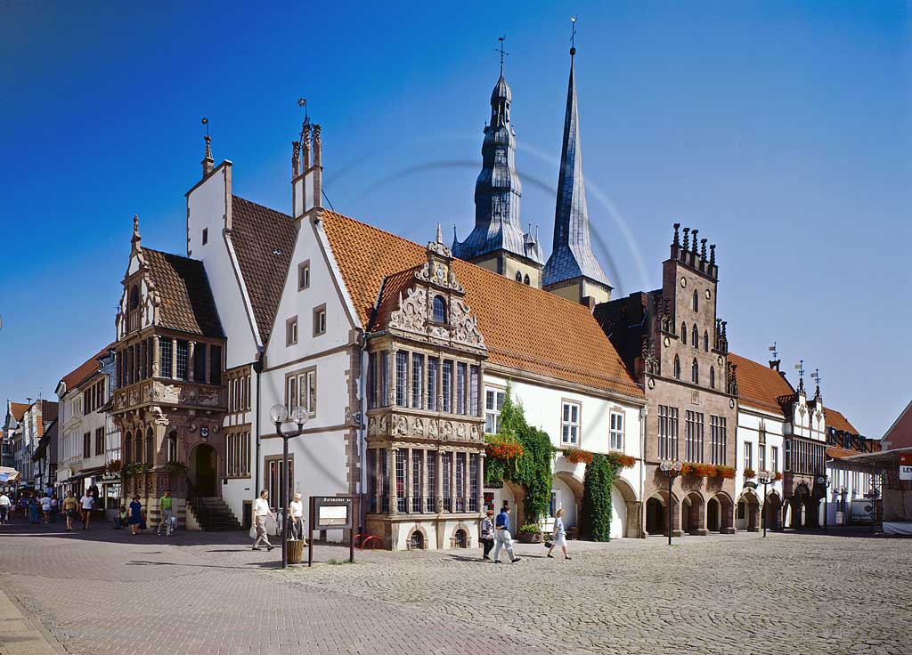 Lemgo, Kreis Lippe, Regierungsbezirk Detmold, Ostwestfalen, Blick auf Rathaus mit Marktplatz in Sommerstimmung