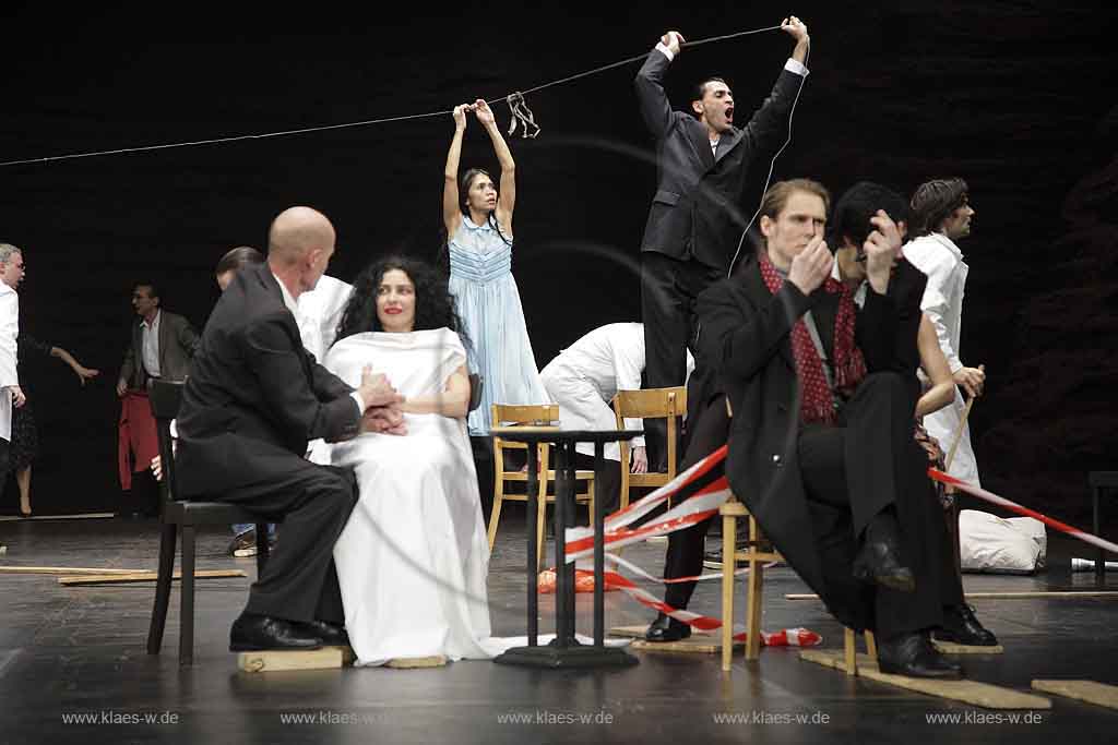 Blick auf Buehne, Bühne des Stadttheater in Wuppertal Elberfeld bei der Generalprobe des Stück, Stueck Victor von Pina Bausch, Tanztheater Pina Bausch