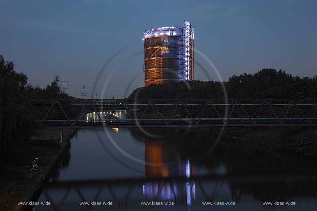 Blick ueber den Rhein Herne Kanal auf das Gasometer in Oberhausen Neue Mitte mit Spiegelbild im Wasser bei Nacht