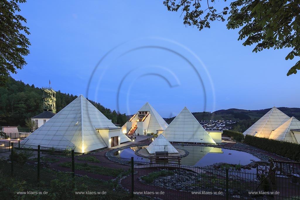 Lennestadt-Meggen, Blick auf Pyramiden, Galilieo-Park Sauerland und Foerderturm des Bergbaumuseums Siciliaschacht zur blauen Stunde; Lennestadt-Meggen, view to pyramids, park Galileo-Park Sauerland and shaft tower of the museum Bergbaumuseum Siciliaschacht during blue hour.