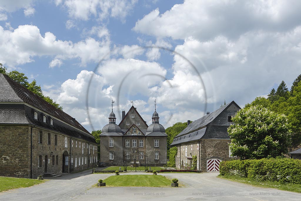 Luedenscheid, Wasserschloss Schloss Neuenhof, es gehoert zu den kunsthistorisch und stadtgeschichtlich herausragenden Baudenkmaelern Luedenscheids; Luedenscheid, moated castle Schloss Neuenhof.