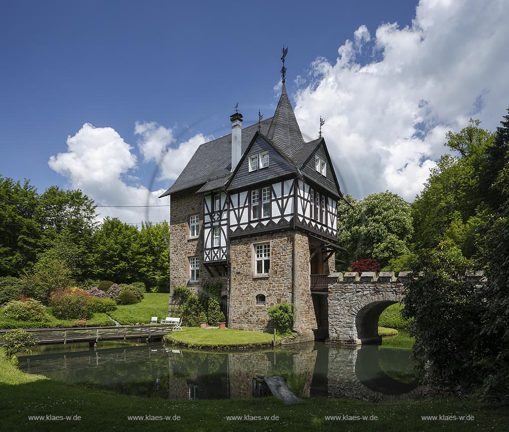 Meinerzhagen, Schloss Badinghagen, der alte Rittersitz Badinghagen, ist ein Wasserschloss; Meinerzhagen, moated castle Badinghagen.