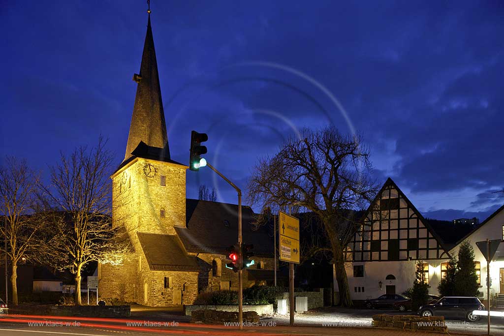 Plettenberg Ohle die Ohler Dorfkirche in naechtlicher Beleuchtung; Night image of the village church in Plettenberg Ohle