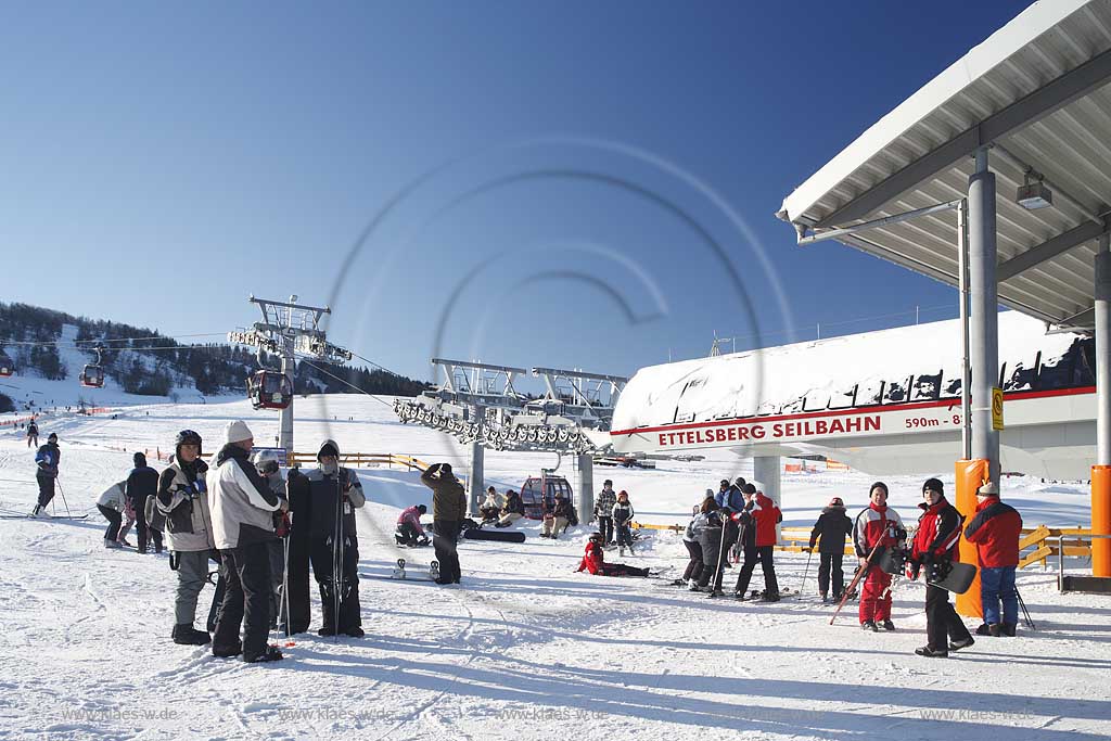 Willingen Upland Etttelsberg Seilbahn mit vielen Menschen Skifahrern auf der Skipiste und an der Seilbahn; Ettelsberg aerial tramway with a lot of traffic of ski and snowboard drivers in snow covered landscape