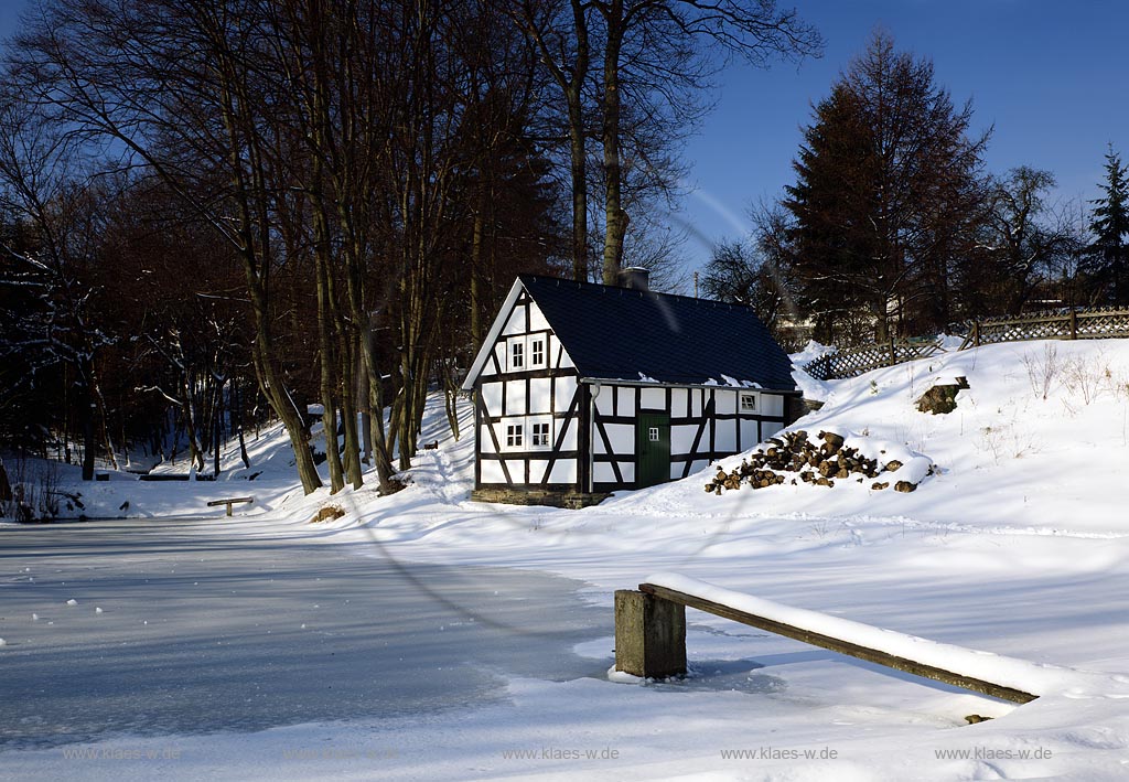 Oberholzklau, Freudenburg, Kreis Siegen-Wittgenstein, Siegerland, Blick auf Backhaus mit vereistem Pfarrteich in Winterlandschaft