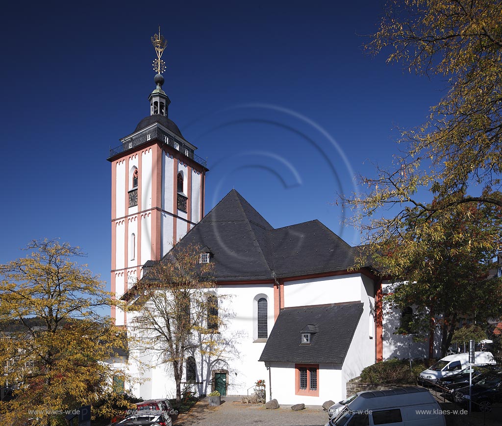 Siegen, Blick auf Nikolaikirche, die ihre Besonderheit erhaelt durch ihren sechseckigen Grundriss; das Kirchenschiff ist das einzige europaeische Hallenhexagon noerdlich der Alpen; Siegen, view to church Nikolaikirche.