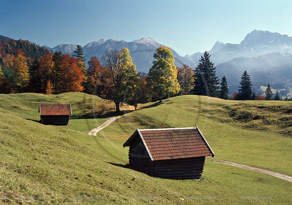 Garmisch-Partenkirchen Gschwandt gegen Wetterstein und Karwendel in Herbstlandschaft, Alm;  Alp landsape with Wetterstein and Karwendel rocks in autumn