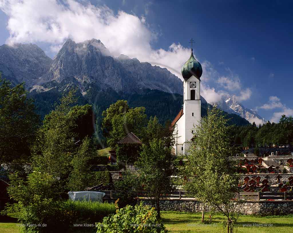 Grainau, Garmisch-Partenkirchen, Oberbayern, Werdenfelser Land, Blick auf Pfarrkirche mit Sicht auf Berge Waxenstein und Zugspitze
