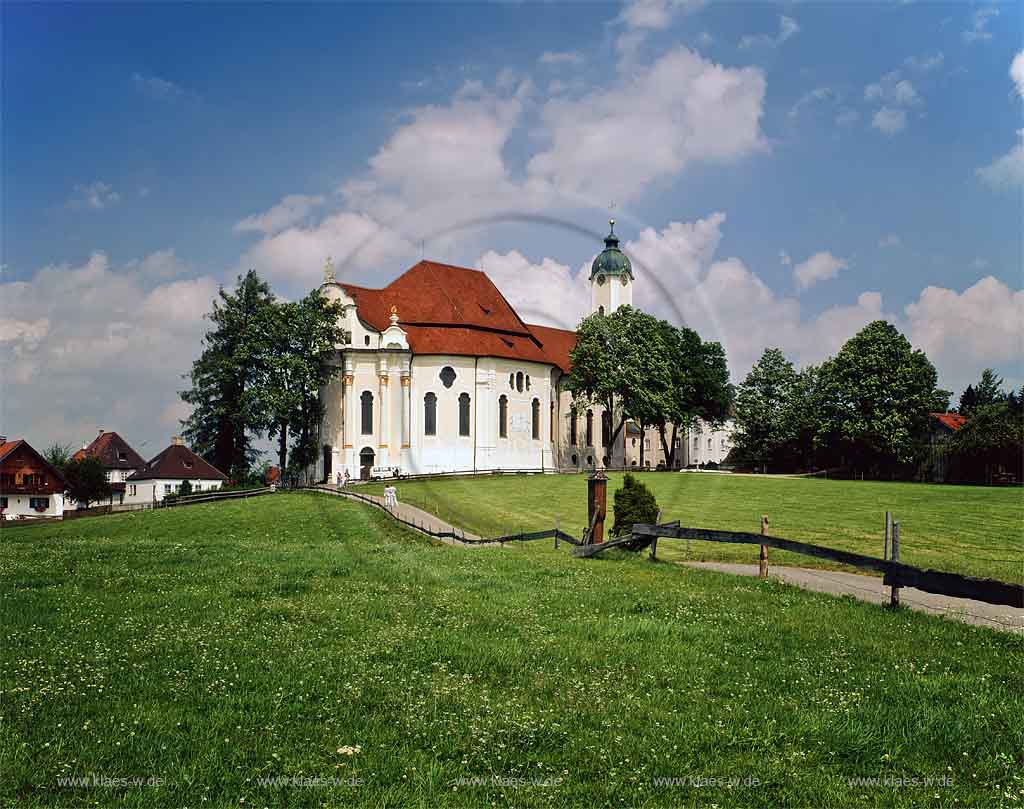 Wies, Freising, Oberbayern, Werdenfelser Land, Blick auf katholische Wallfahrtskirche Wieskirche in Sommerlandschaft